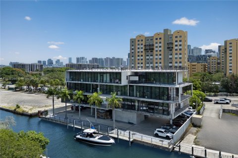 Propiedad comercial en venta en Miami, Florida № 1772486 - foto 1