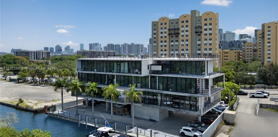 Propiedad comercial en Miami, Florida № 1772486