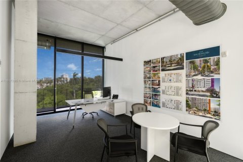 Propiedad comercial en venta en Miami, Florida № 1772486 - foto 9