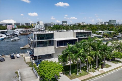 Propiedad comercial en venta en Miami, Florida № 1772486 - foto 2