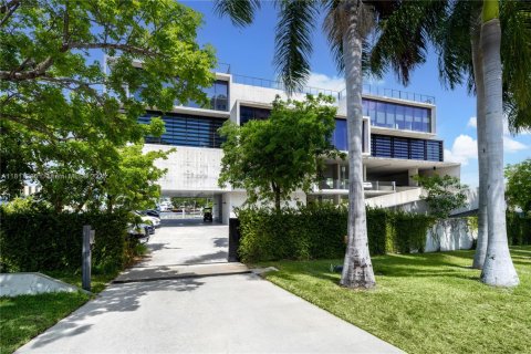 Propiedad comercial en venta en Miami, Florida № 1772486 - foto 3