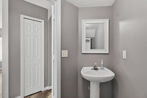 Townhouse in Brandon, Florida 2 bedrooms, 109.44 sq.m. № 2104147 - photo 11
