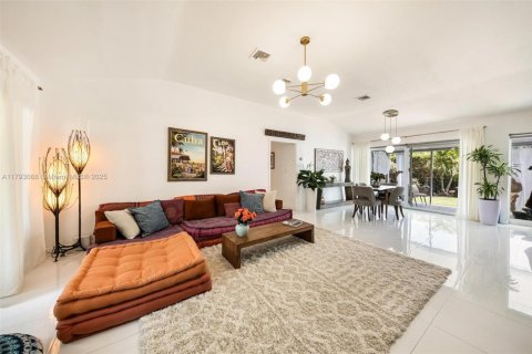 House in El Portal, Florida 3 bedrooms, 120.22 sq.m. № 1874300 - photo 25