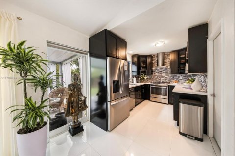 House in El Portal, Florida 3 bedrooms, 120.22 sq.m. № 1874300 - photo 18