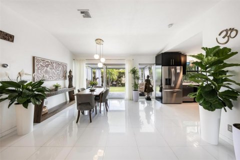 House in El Portal, Florida 3 bedrooms, 120.22 sq.m. № 1874300 - photo 16
