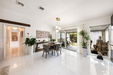 House in El Portal, Florida 3 bedrooms, 120.22 sq.m. № 1874300 - photo 17