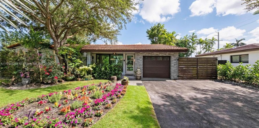 House in El Portal, Florida 3 bedrooms, 120.22 sq.m. № 1874300