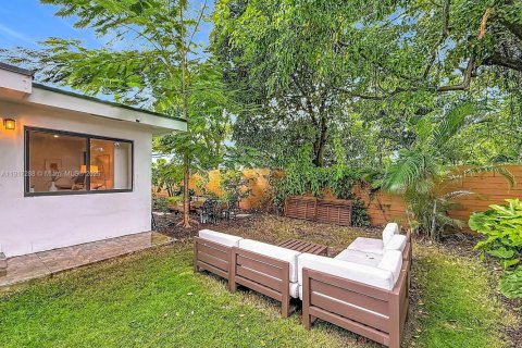 House in Miami, Florida 4 bedrooms, 152.92 sq.m. № 2016795 - photo 19