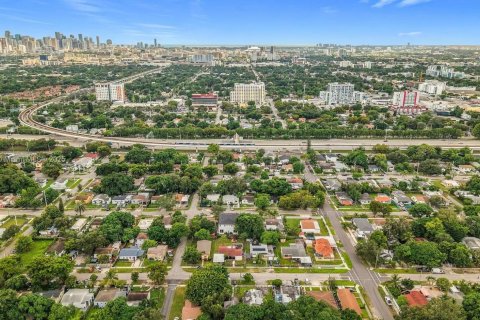 House in Miami, Florida 4 bedrooms, 152.92 sq.m. № 2016795 - photo 22