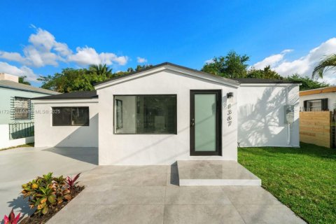 House in Miami, Florida 4 bedrooms, 152.92 sq.m. № 2016795