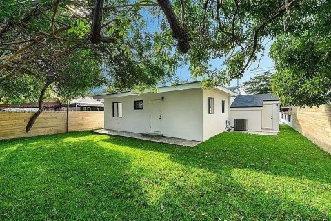 House in Miami, Florida 4 bedrooms, 152.92 sq.m. № 2016795 - photo 20