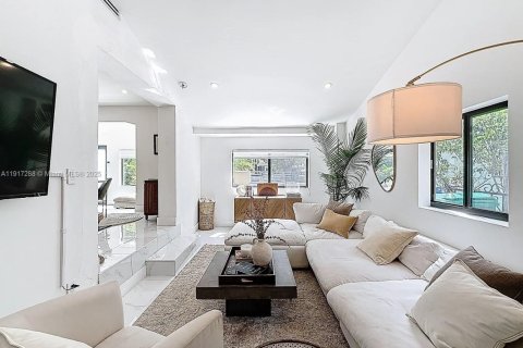House in Miami, Florida 4 bedrooms, 152.92 sq.m. № 2016795 - photo 9