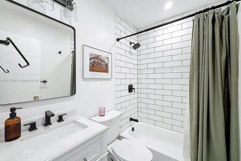 House in Miami, Florida 4 bedrooms, 152.92 sq.m. № 2016795 - photo 17