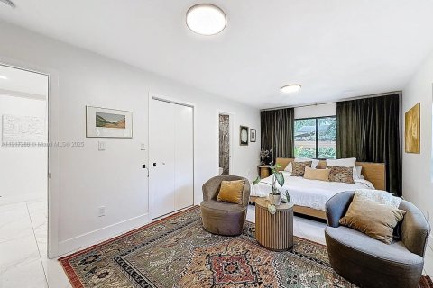 House in Miami, Florida 4 bedrooms, 152.92 sq.m. № 2016795 - photo 11