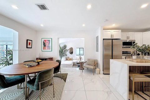 House in Miami, Florida 4 bedrooms, 152.92 sq.m. № 2016795 - photo 8
