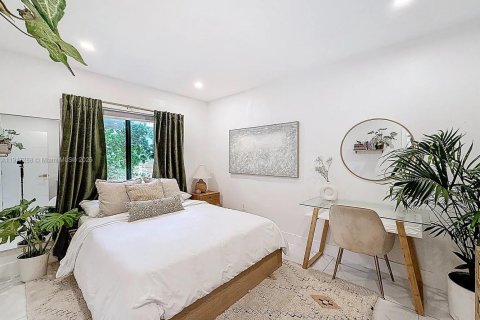 House in Miami, Florida 4 bedrooms, 152.92 sq.m. № 2016795 - photo 14