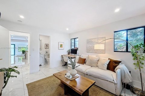 House in Miami, Florida 4 bedrooms, 152.92 sq.m. № 2016795 - photo 16