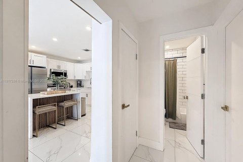 House in Miami, Florida 4 bedrooms, 152.92 sq.m. № 2016795 - photo 18