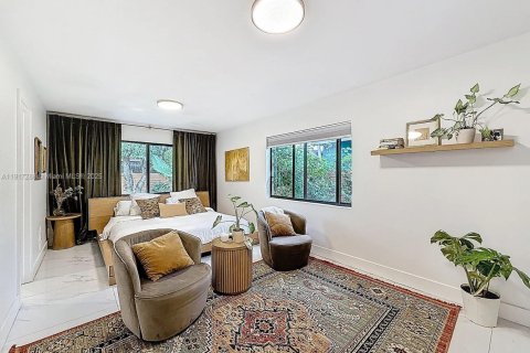 House in Miami, Florida 4 bedrooms, 152.92 sq.m. № 2016795 - photo 10