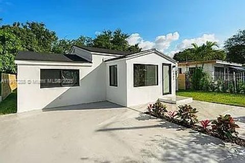 House in Miami, Florida 4 bedrooms, 152.92 sq.m. № 2016795 - photo 2