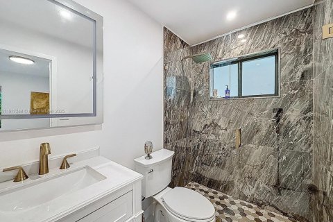 House in Miami, Florida 4 bedrooms, 152.92 sq.m. № 2016795 - photo 15