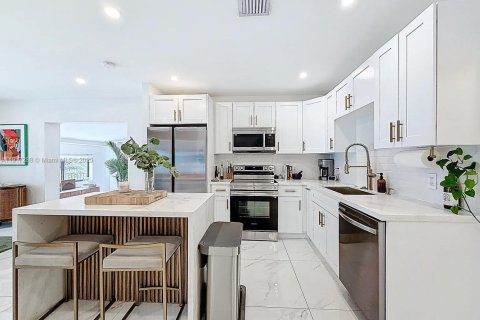 House in Miami, Florida 4 bedrooms, 152.92 sq.m. № 2016795 - photo 6