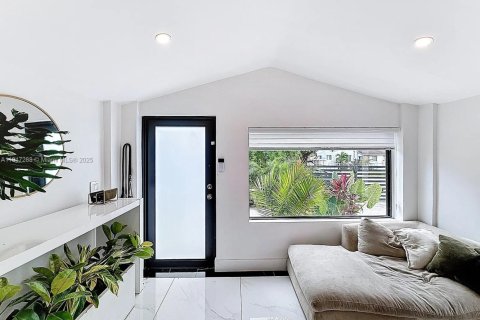 House in Miami, Florida 4 bedrooms, 152.92 sq.m. № 2016795 - photo 4
