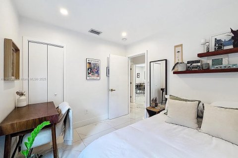 House in Miami, Florida 4 bedrooms, 152.92 sq.m. № 2016795 - photo 13