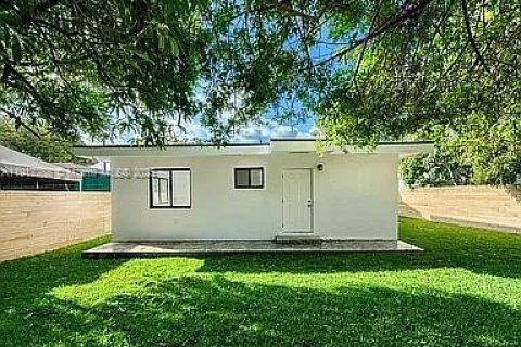 House in Miami, Florida 4 bedrooms, 152.92 sq.m. № 2016795 - photo 21