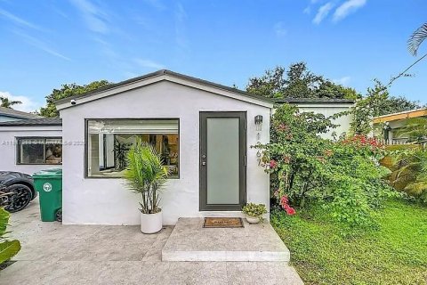 House in Miami, Florida 4 bedrooms, 152.92 sq.m. № 2016795 - photo 3