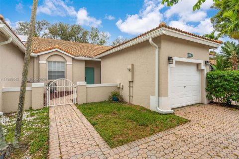 Townhouse in Sunrise, Florida 2 bedrooms, 126.81 sq.m. № 2153091 - photo 2