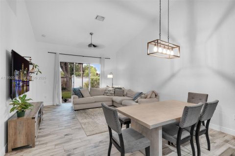 Townhouse in Sunrise, Florida 2 bedrooms, 126.81 sq.m. № 2153091 - photo 5