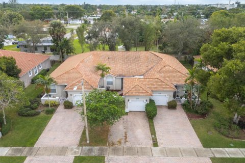 Townhouse in Sunrise, Florida 2 bedrooms, 126.81 sq.m. № 2153091 - photo 28