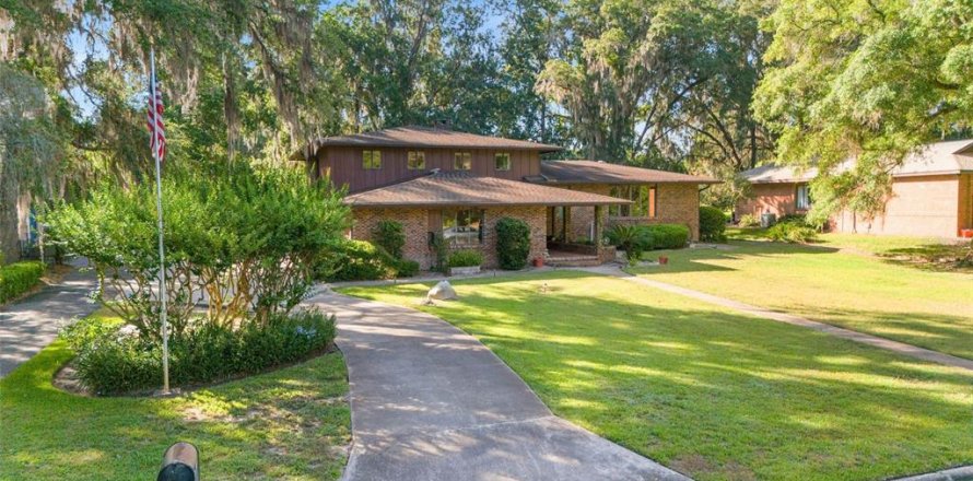 House in Gainesville, Florida 3 bedrooms, 349.68 sq.m. № 1765921
