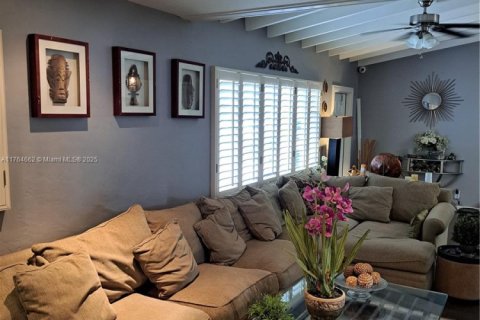 House in Plantation, Florida 3 bedrooms, 122.45 sq.m. № 1715679 - photo 2