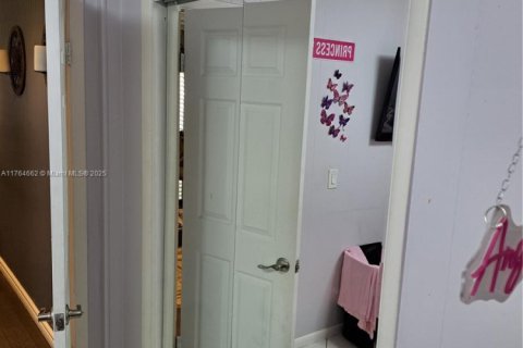 House in Plantation, Florida 3 bedrooms, 122.45 sq.m. № 1715679 - photo 21