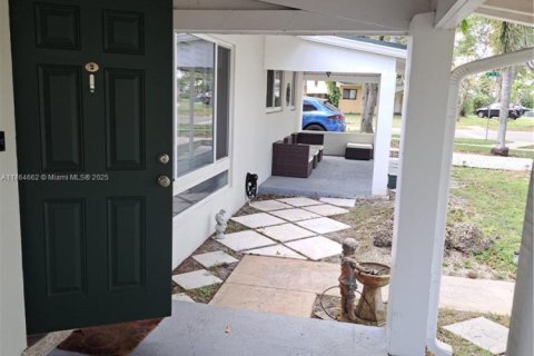 House in Plantation, Florida 3 bedrooms, 122.45 sq.m. № 1715679 - photo 1