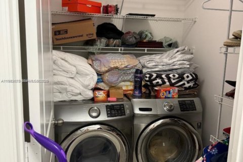 Townhouse in Miami, Florida 3 bedrooms, 165.09 sq.m. № 2049976 - photo 7