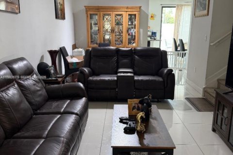 Townhouse in Miami, Florida 3 bedrooms, 165.09 sq.m. № 2049976 - photo 18