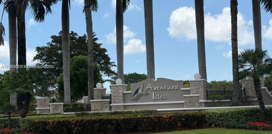 Townhouse in Miami, Florida 3 bedrooms, 165.09 sq.m. № 2049976