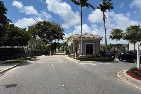 Townhouse in Miami, Florida 3 bedrooms, 165.09 sq.m. № 2049976 - photo 2