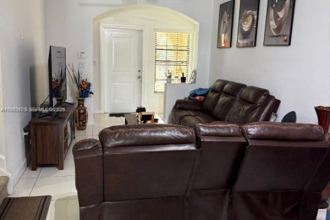 Townhouse in Miami, Florida 3 bedrooms, 165.09 sq.m. № 2049976 - photo 19