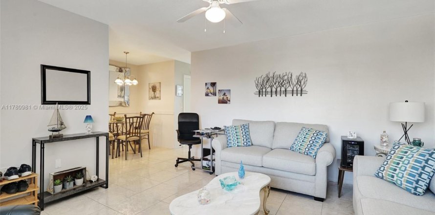 Condominio en Miami, Florida, 1 dormitorio  № 1979621