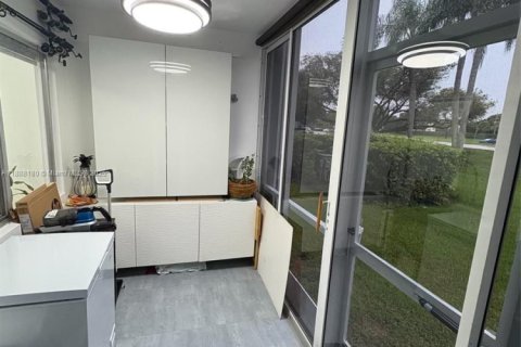 Condominio en alquiler en Pembroke Pines, Florida, 1 dormitorio, 98.1 m2 № 1938655 - foto 14