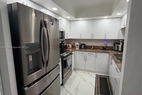 Condominio en alquiler en Pembroke Pines, Florida, 1 dormitorio, 98.1 m2 № 1938655 - foto 5
