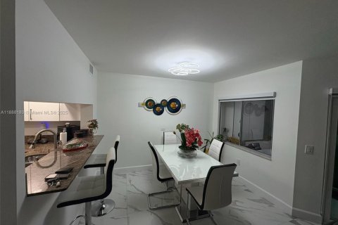 Condominio en alquiler en Pembroke Pines, Florida, 1 dormitorio, 98.1 m2 № 1938655 - foto 7