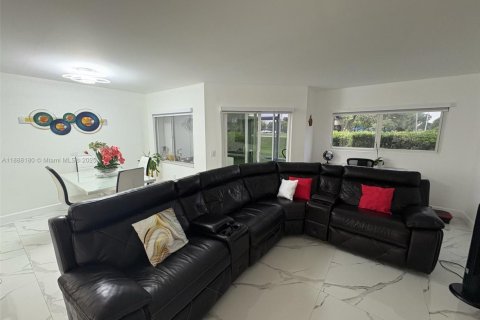 Condominio en alquiler en Pembroke Pines, Florida, 1 dormitorio, 98.1 m2 № 1938655 - foto 3