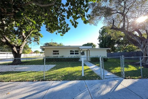 Villa ou maison à vendre à Miami, Floride: 3 chambres, 111.3 m2 № 1995948 - photo 3