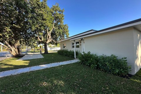 Villa ou maison à vendre à Miami, Floride: 3 chambres, 111.3 m2 № 1995948 - photo 24