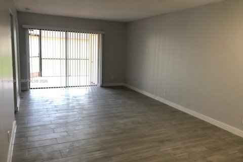 Condo in Miramar, Florida, 2 bedrooms  № 2041910 - photo 5